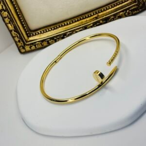 Bracelet rigide clou d’or 18k, taille 20 , 7.10g