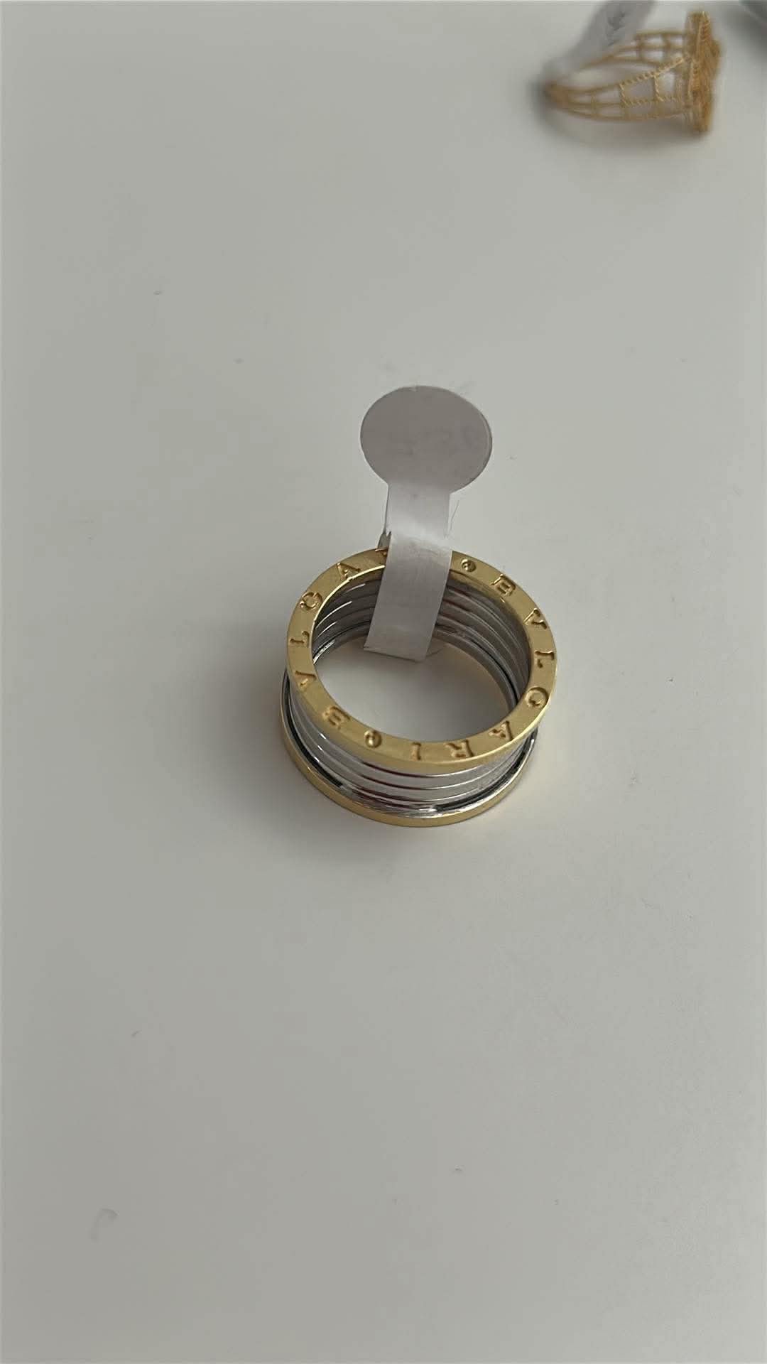 Bague deux tons d’or 18k, taille 7.5-8, 7.36g - Image 2